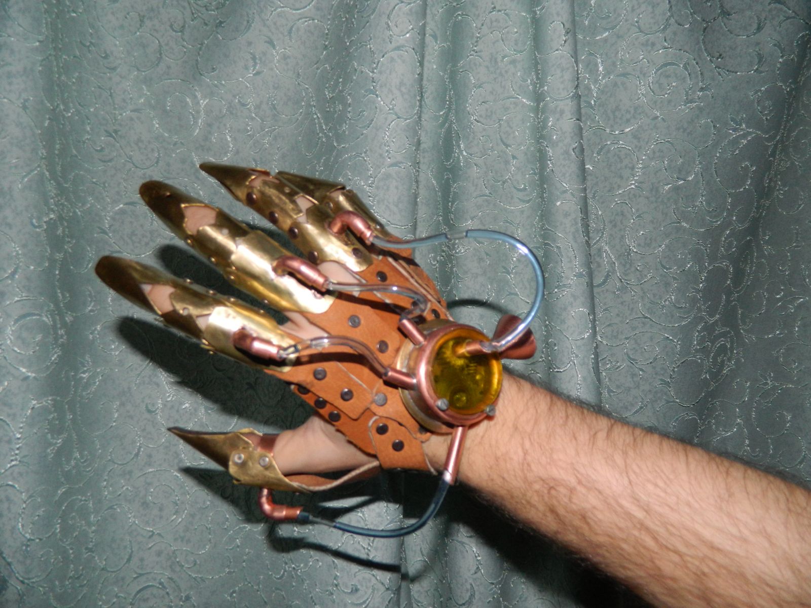Самодельная перчатка. Механические когти. Механический протез руки с когтями\. Железные перчатки с когтями. Механическая перчатка с когтями.