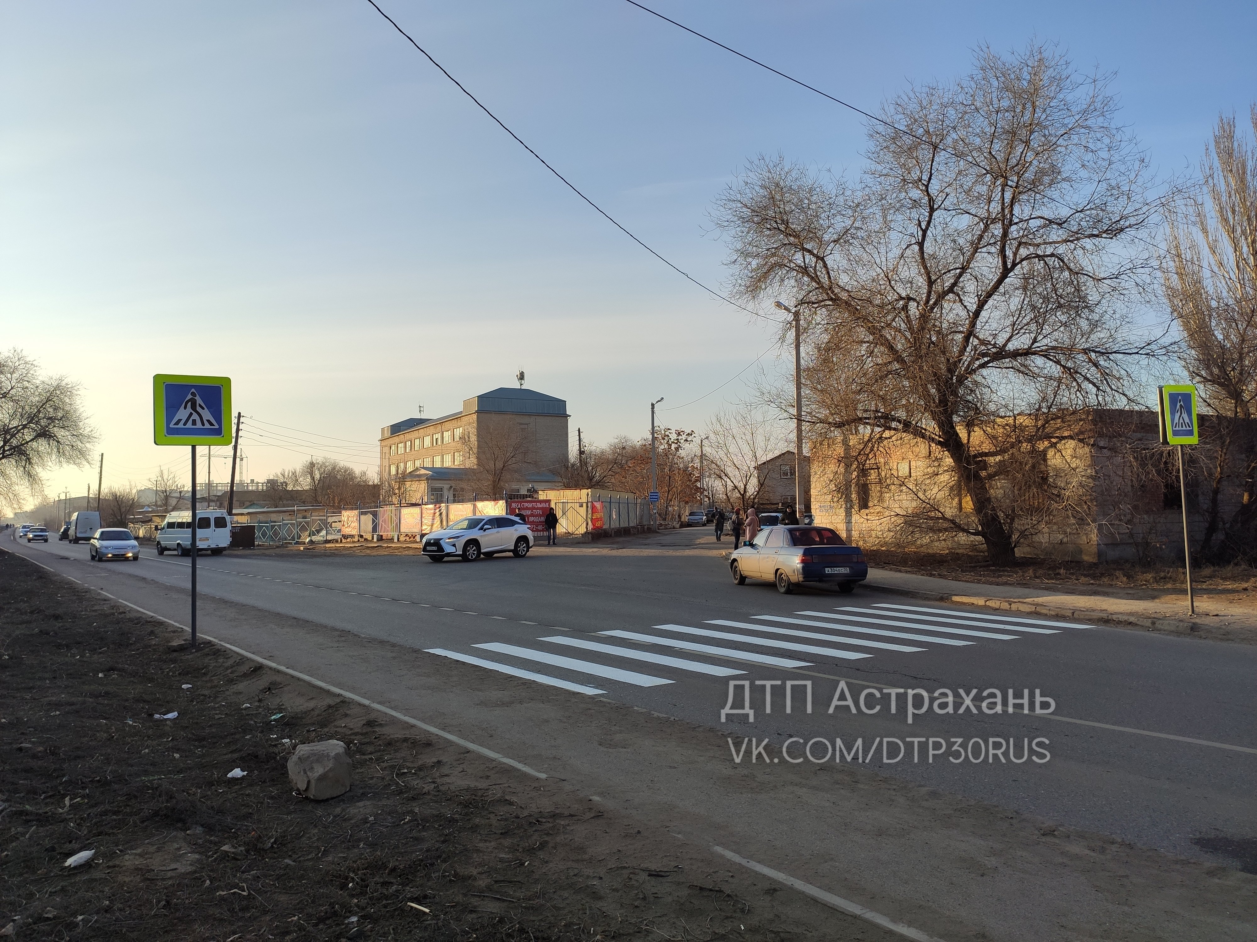 Астрахань пешеход. Железнодорожный пешеходный переход Астрахань. Пешеходный переход в Астрахани. Пешеходный переход Астрахань девочка. Аварии Астрахань переулок туркменский.